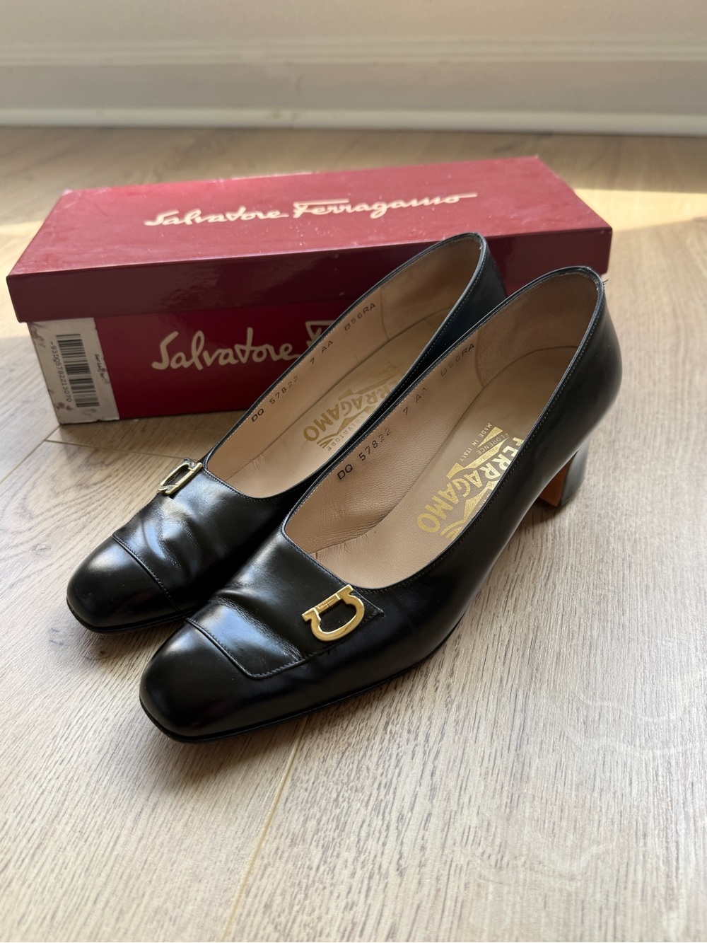 Salvatore Ferragamo Black Leather Mid Heel Pumps size 7AA made in Italy vintage